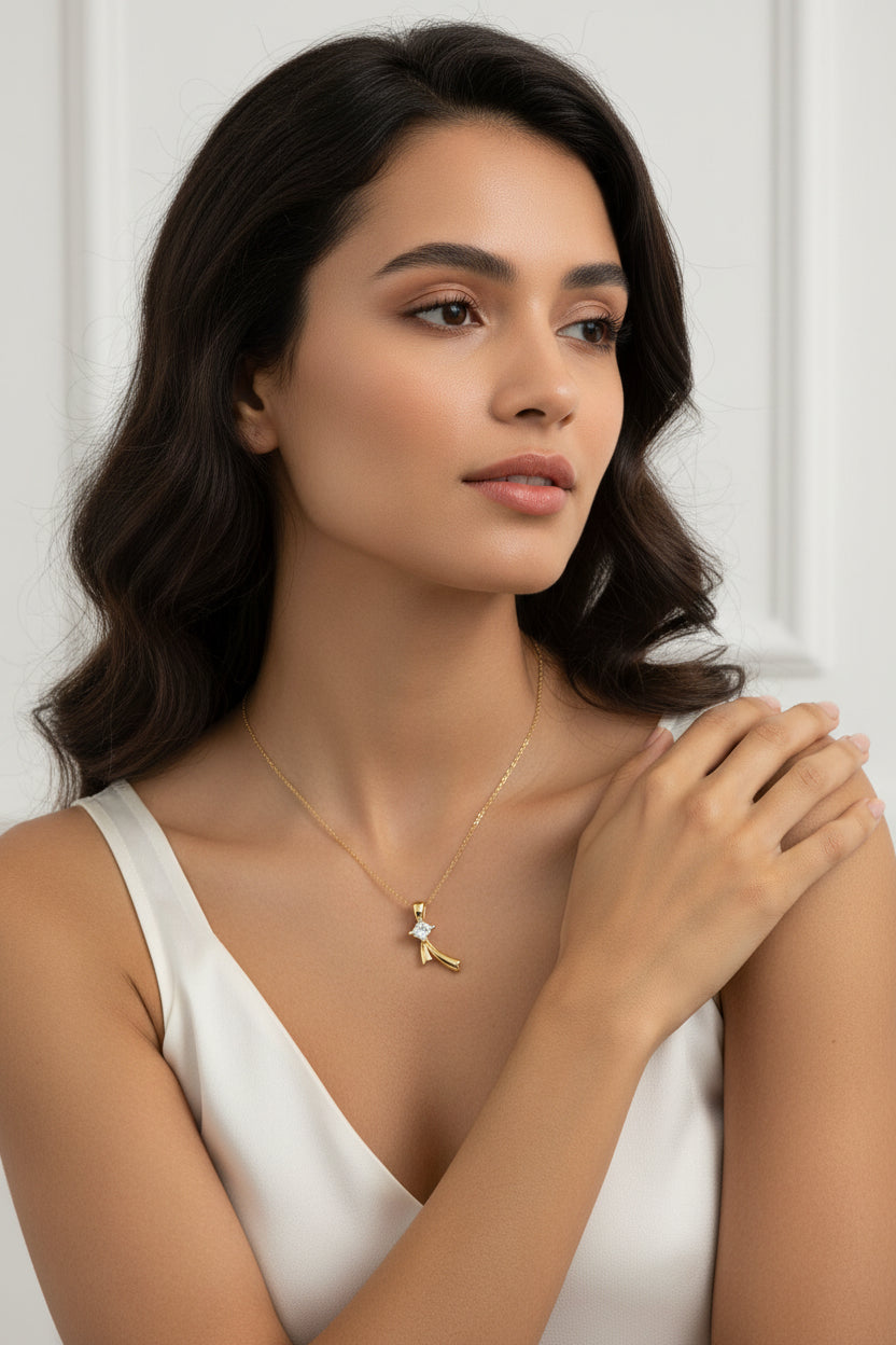 Collier pour femme chaîne ornée d'un joli pendentif ruban oxyde blanc