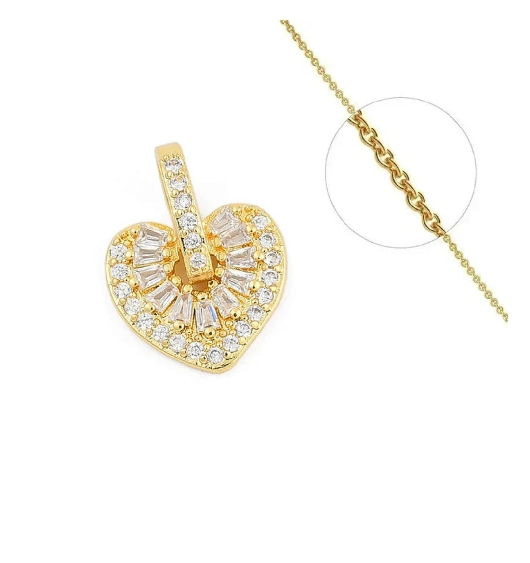 Collier femme avec pendentif très joli cœur avec des zirconiums blancs sertis