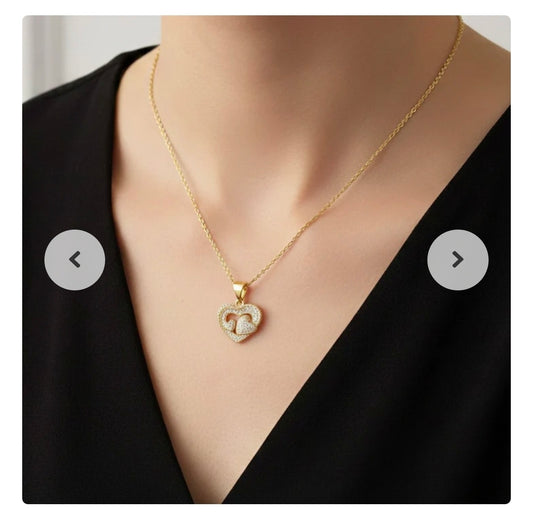 Collier ornée pour femme d'un joli pendentif 3 cœurs serti de zirconiums