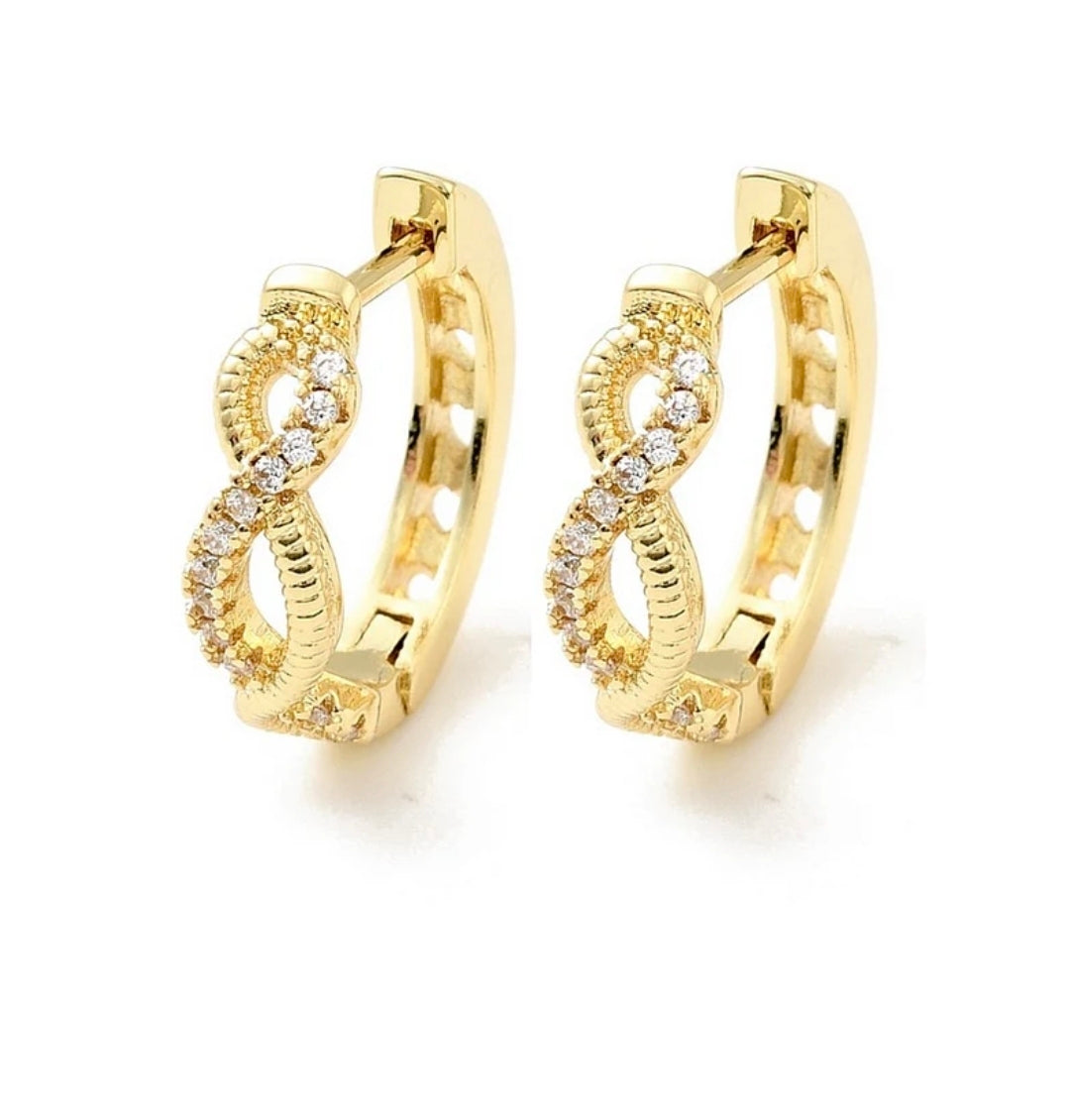 Boucles d'oreilles Créoles avec le sigle infini serti de zirconium