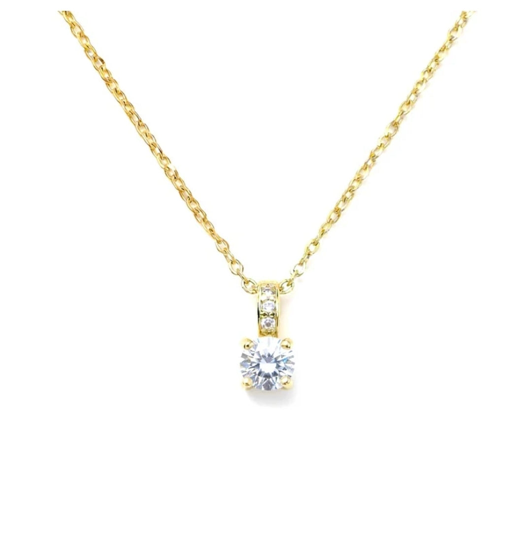 Collier femme oxyde blanc et zirconiums sertis sur la bélière doré à l'or fin
