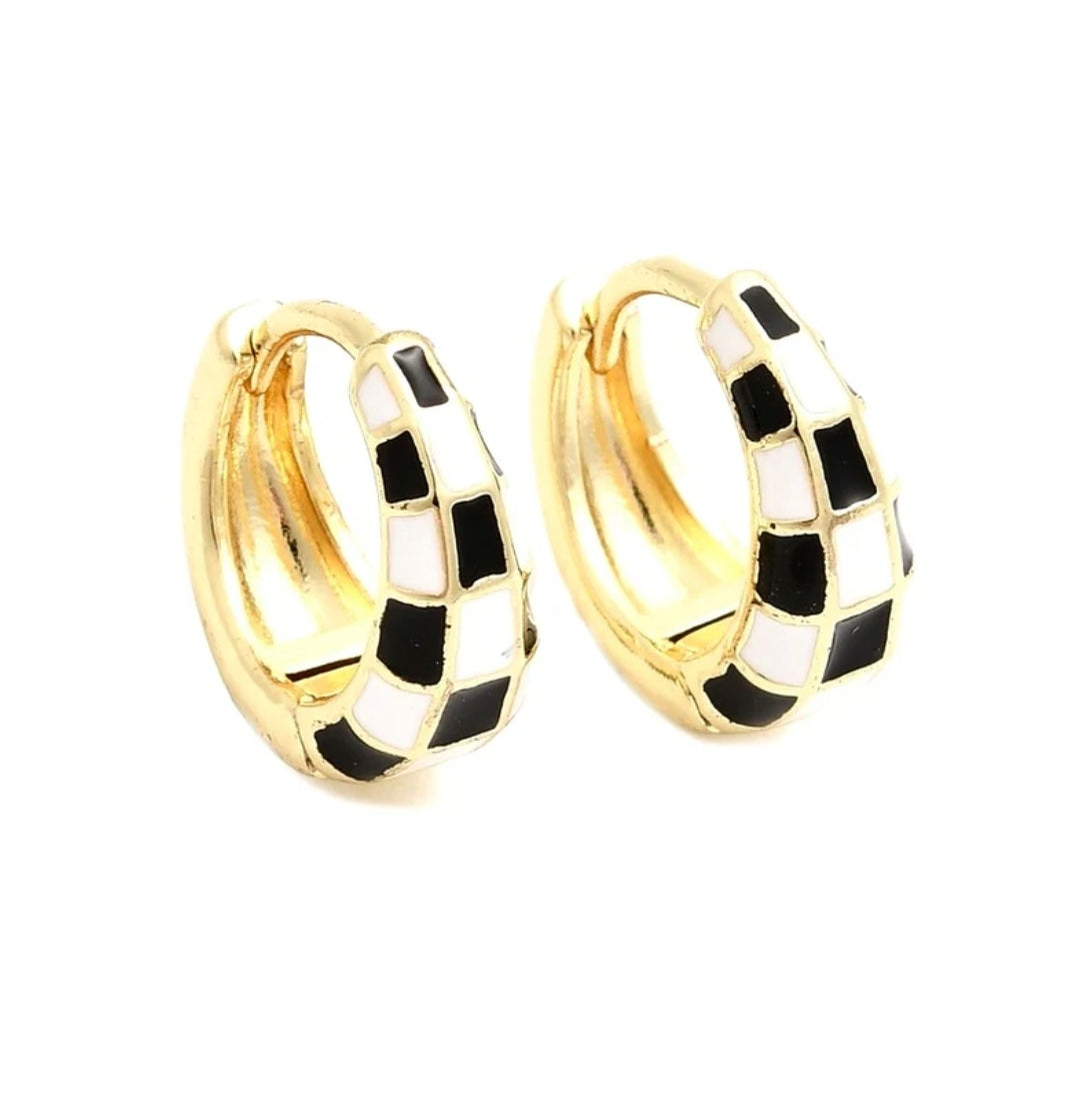 Boucles d'oreilles femme Créoles dorées à l'or fin damier nacre noir et blanc