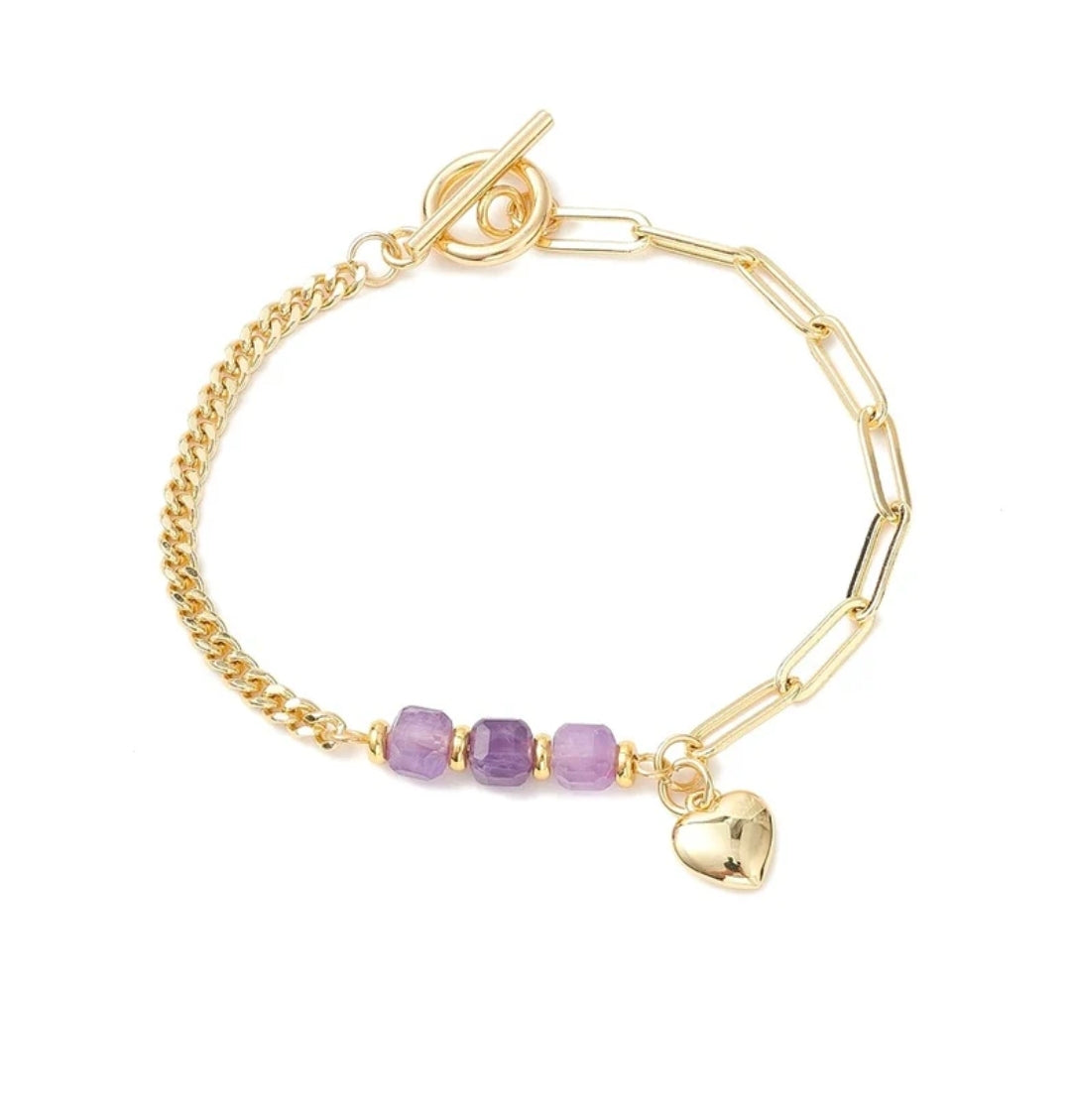 Bracelet pour femme doré à l'or fin avec breloque cœur et pierres naturelles améthyste