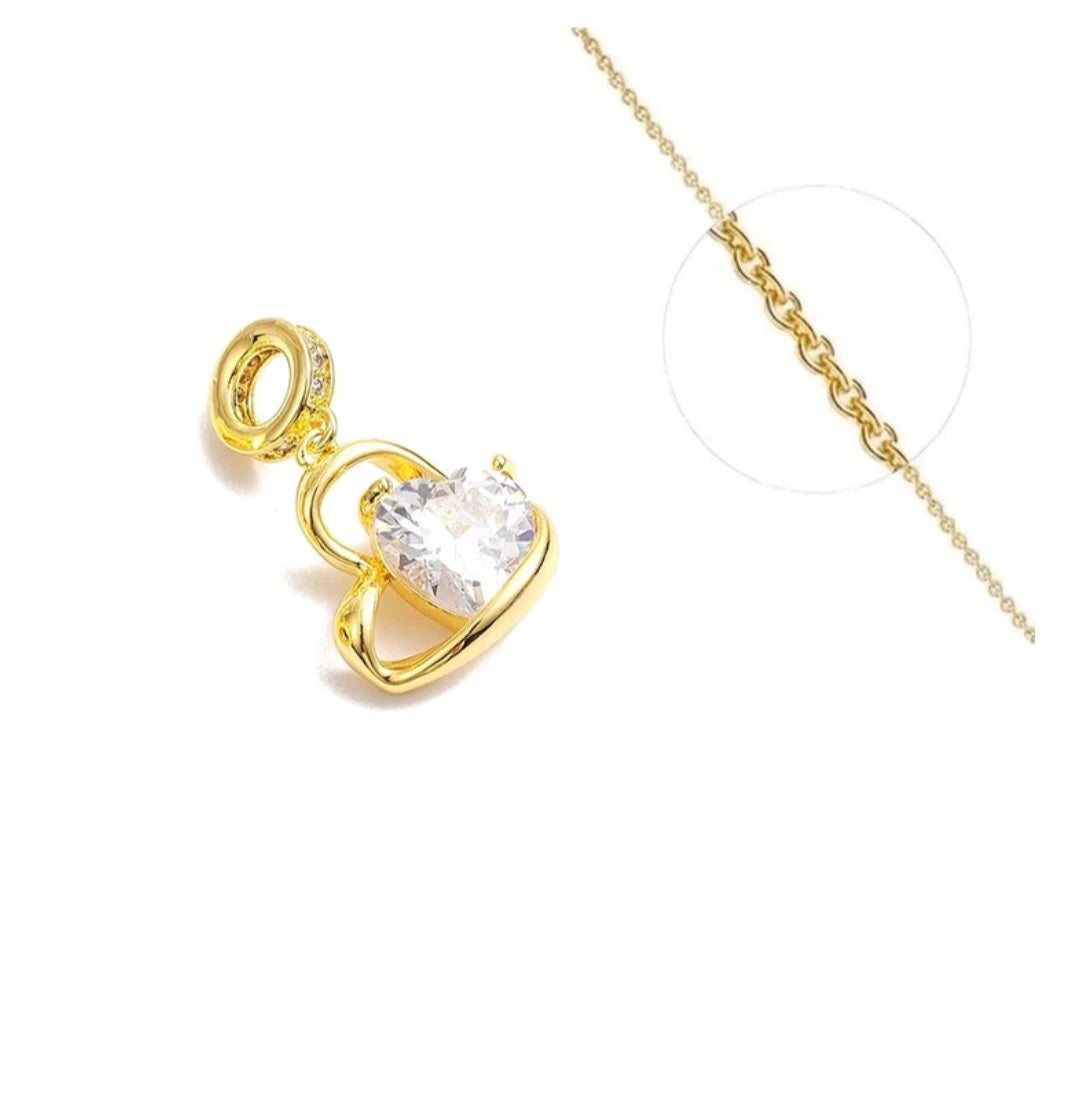 Collier pour femme ornée d'un joli pendentif cœur oxyde blanc