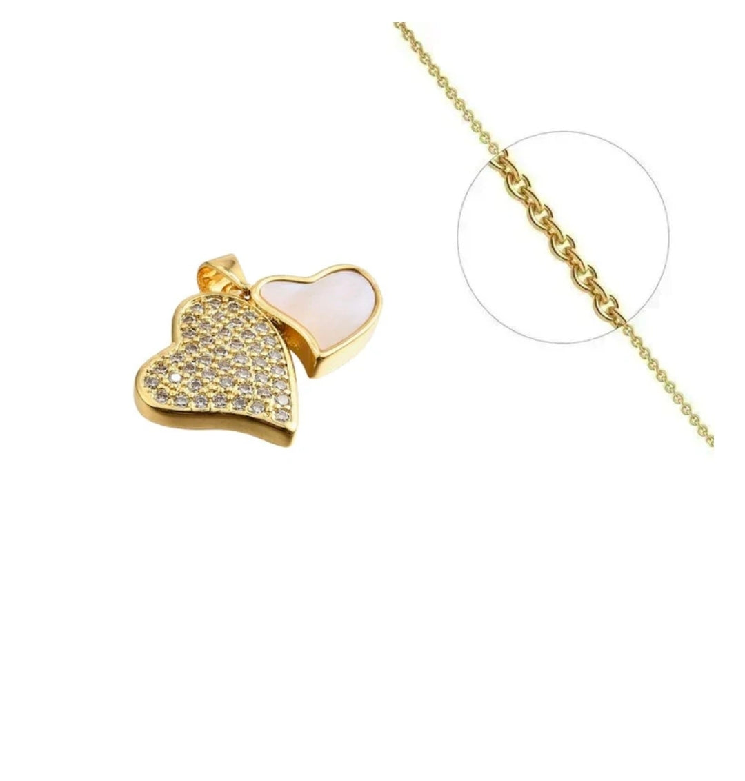 Collier femme doré avec pendentif double cœur nacre orné de zirconiums sertis