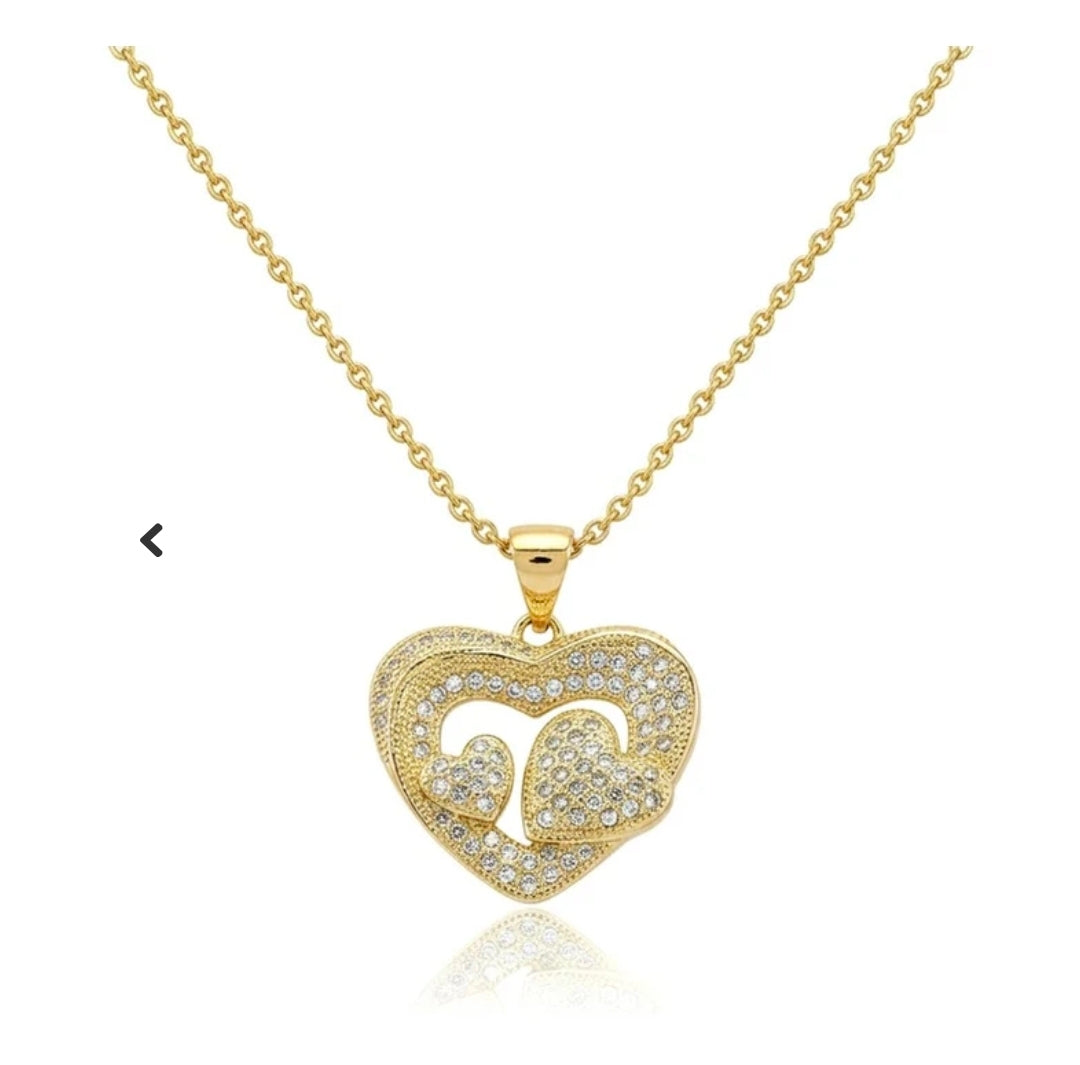 Collier ornée pour femme d'un joli pendentif 3 cœurs serti de zirconiums