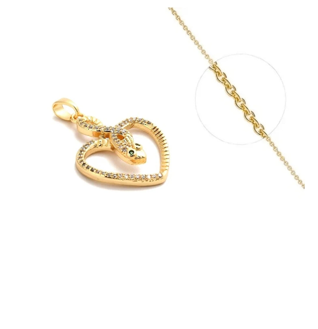 Collier pour femme ornée d'un joli pendentif cœur serpent zirconiums blancs sertis