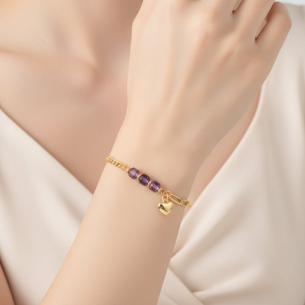 Bracelet pour femme doré à l'or fin avec breloque cœur et pierres naturelles améthyste