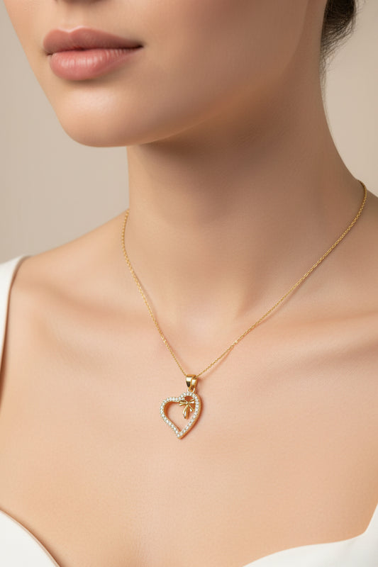 Collier femme doré avec pendentif cœur et ruban zirconiums sertis