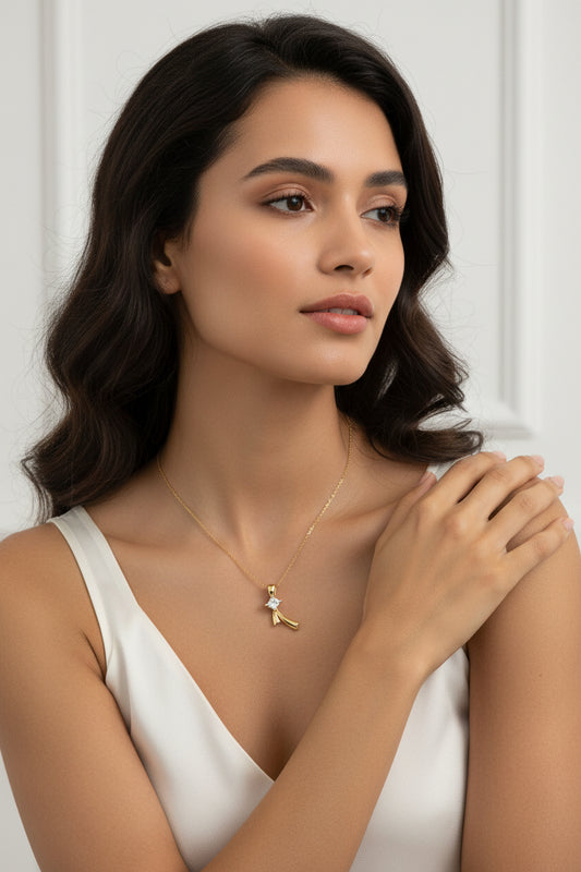 Collier pour femme chaîne ornée d'un joli pendentif ruban oxyde blanc