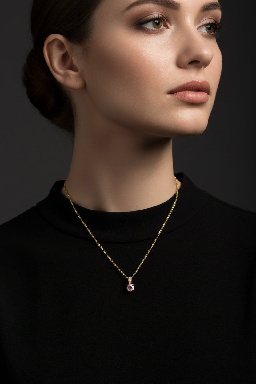 Collier femme oxyde mauve et zirconiums sertis sur la bélière doré à l'or fin