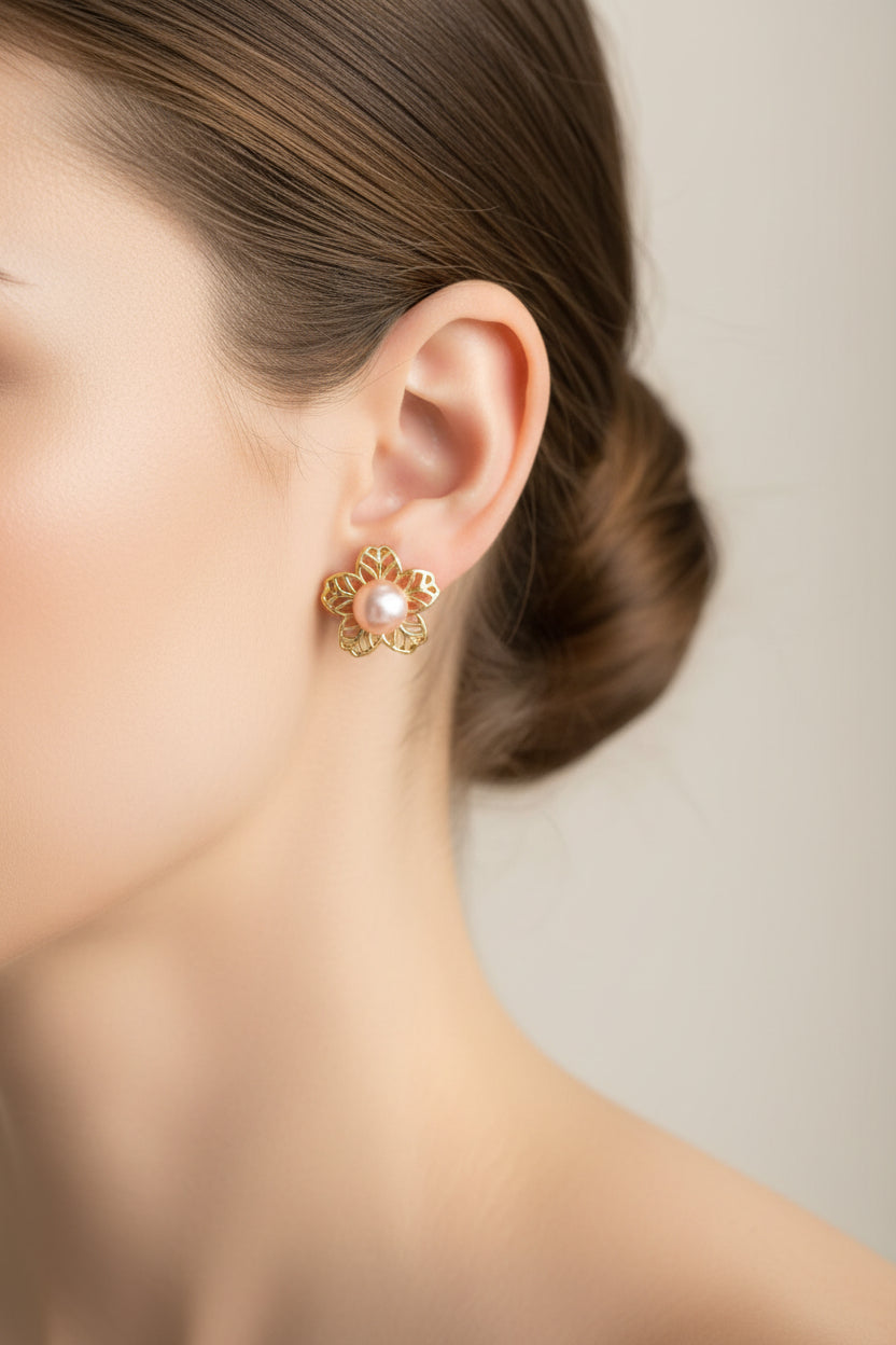 Boucles d'oreilles dorées à l'or fin en forme de fleur perle de culture
