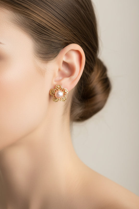Boucles d'oreilles dorées à l'or fin en forme de fleur perle de culture