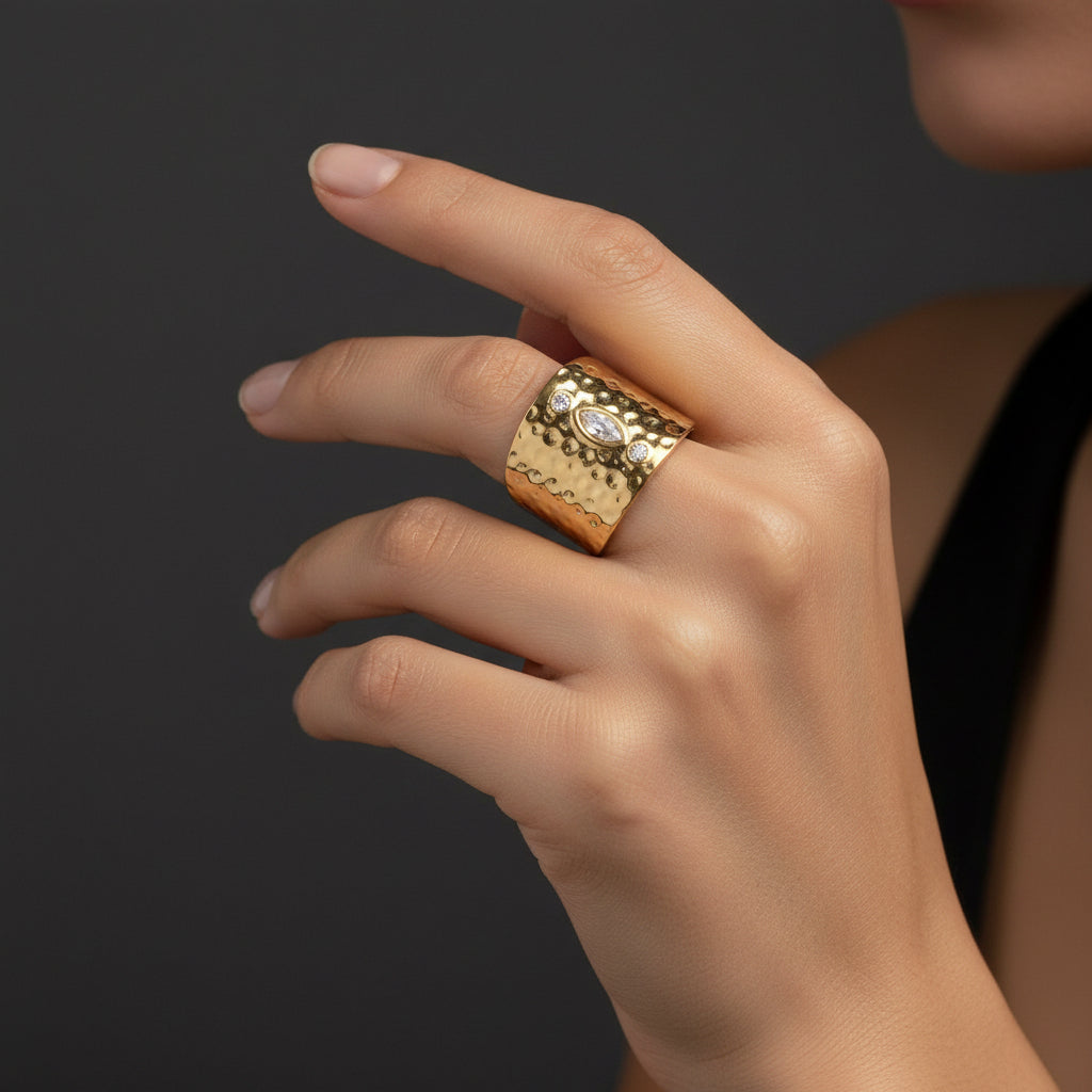 Bague femme acier inoxydable dorée 3 oxydes blancs