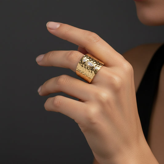 Bague femme acier inoxydable dorée 3 oxydes blancs