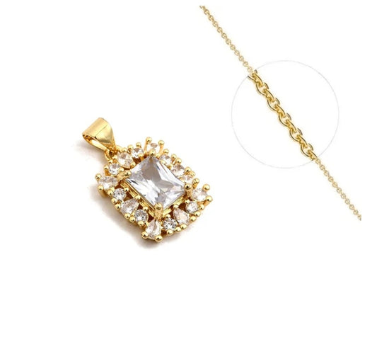 Collier femme ornée d'un joli carré oxyde blanc