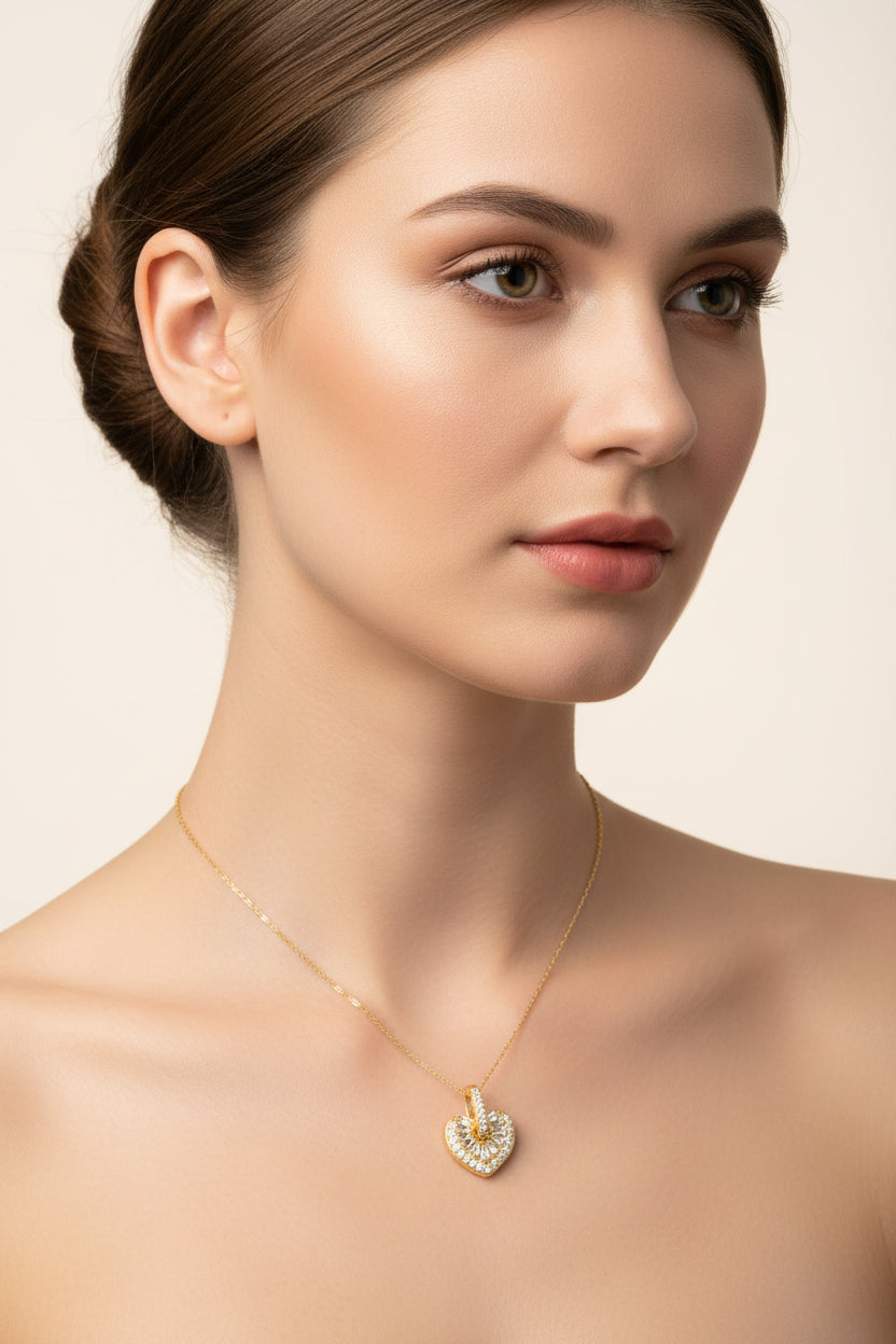 Collier femme avec pendentif très joli cœur avec des zirconiums blancs sertis