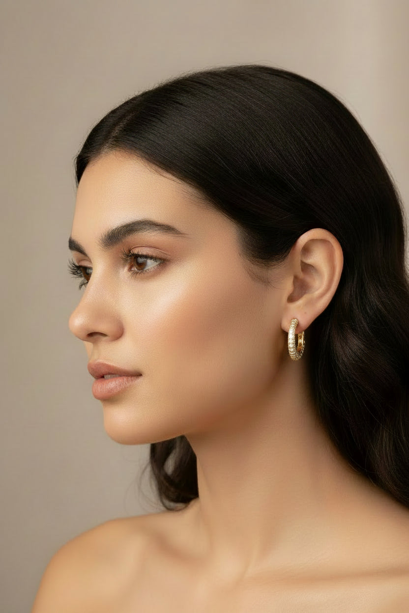 Boucles d'oreilles femme Créoles ovales dorées à l'or fin entourées de zirconiums sertis