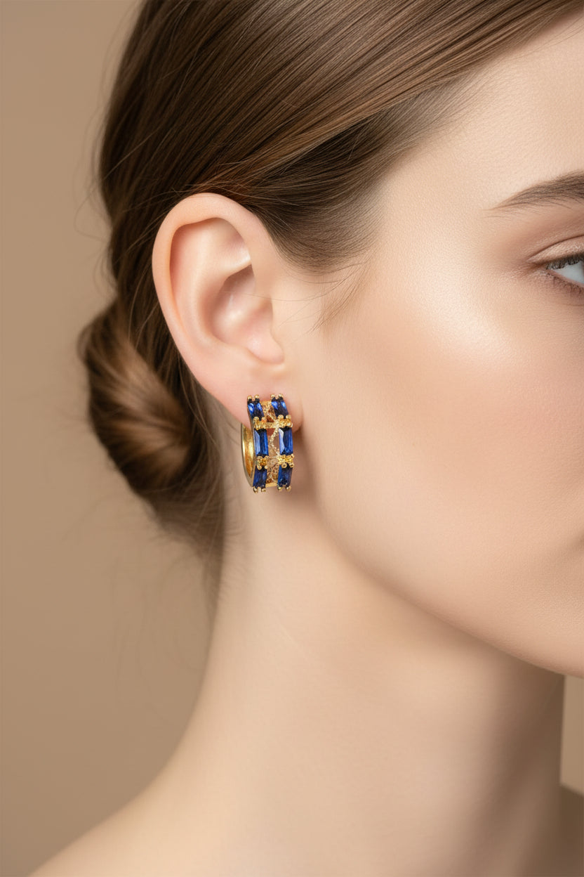 Boucles d'oreilles Créoles dorées à l'or fin oxydes bleues serties