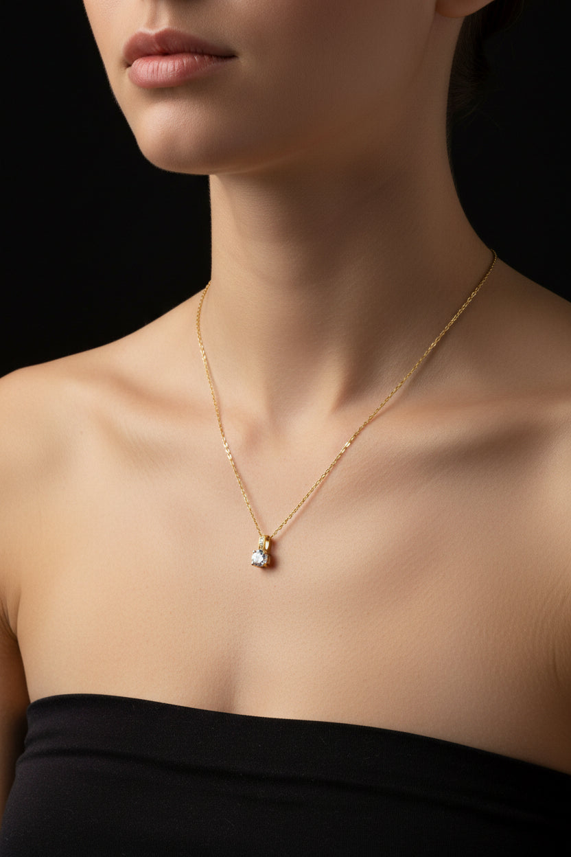 Collier femme oxyde blanc et zirconiums sertis sur la bélière doré à l'or fin