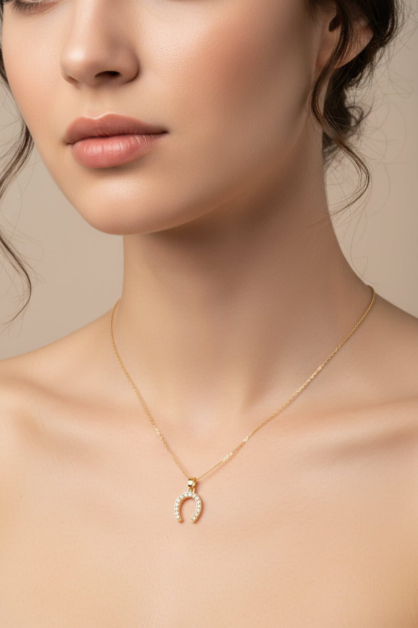 Collier femme doré et pendentif fer à cheval orné de zirconiums sertis