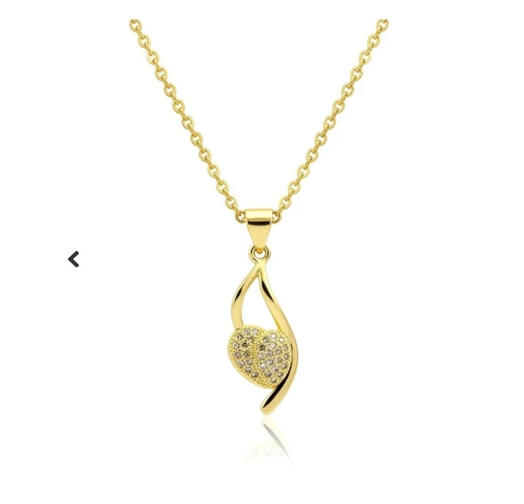 Collier pour femme ornée d'un joli pendentif original cœur sertis de zirconiums