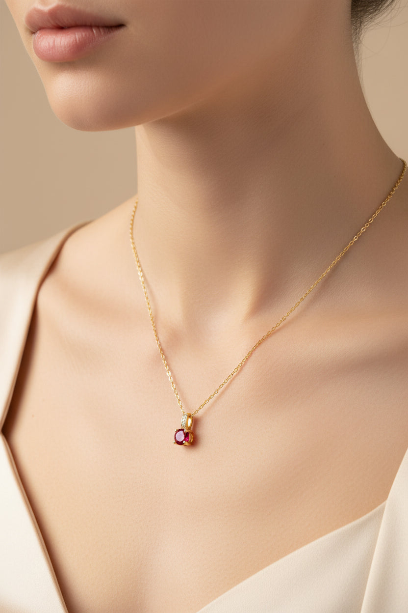 Collier femme oxyde rouge et zirconiums sertis sur la bélière doré à l'or fin