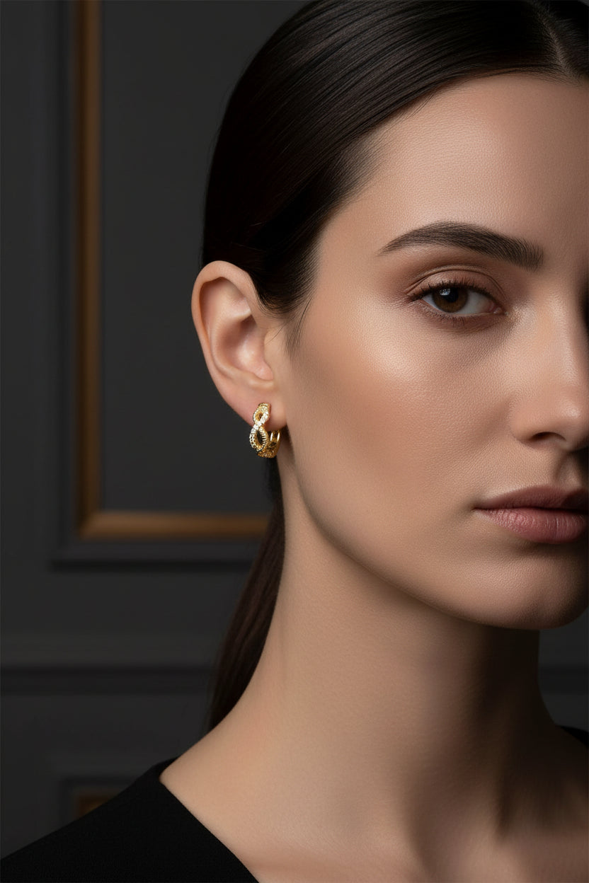 Boucles d'oreilles Créoles avec le sigle infini serti de zirconium