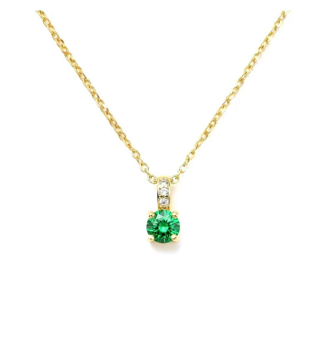 Collier femme oxyde vert et zirconiums sertis sur la bélière doré à l'or fin