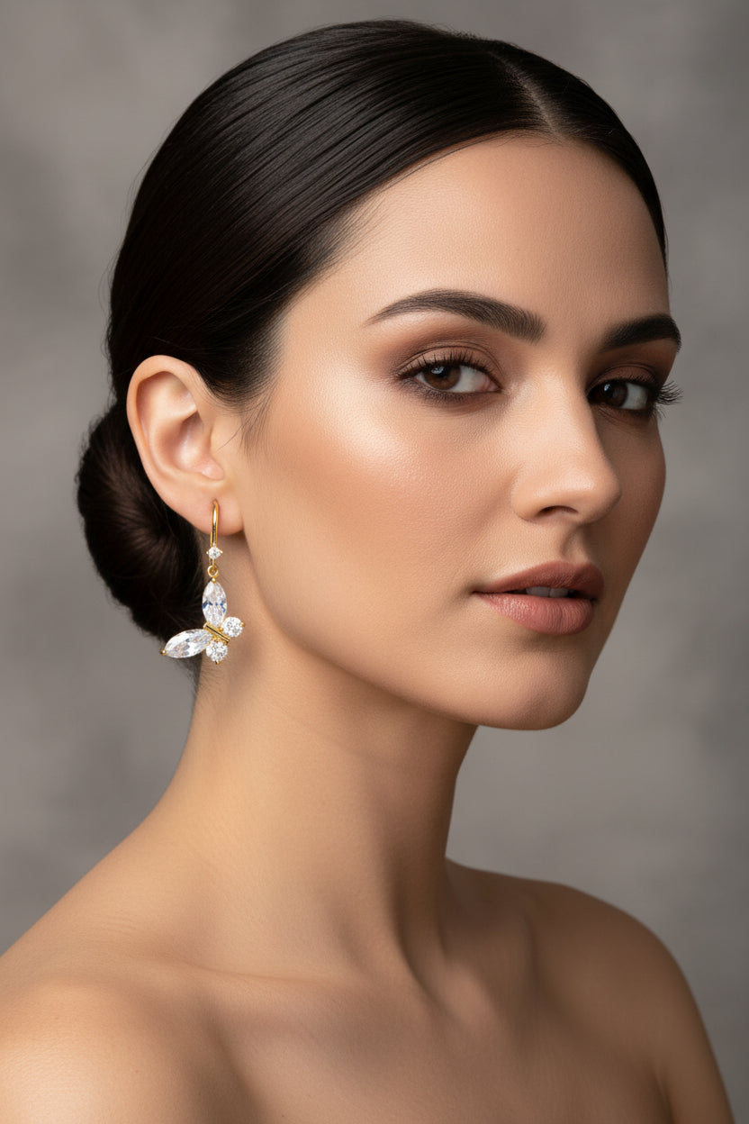 Boucles d'oreilles femme tombantes dorées à l'or fin papillon avec oxydes blanches