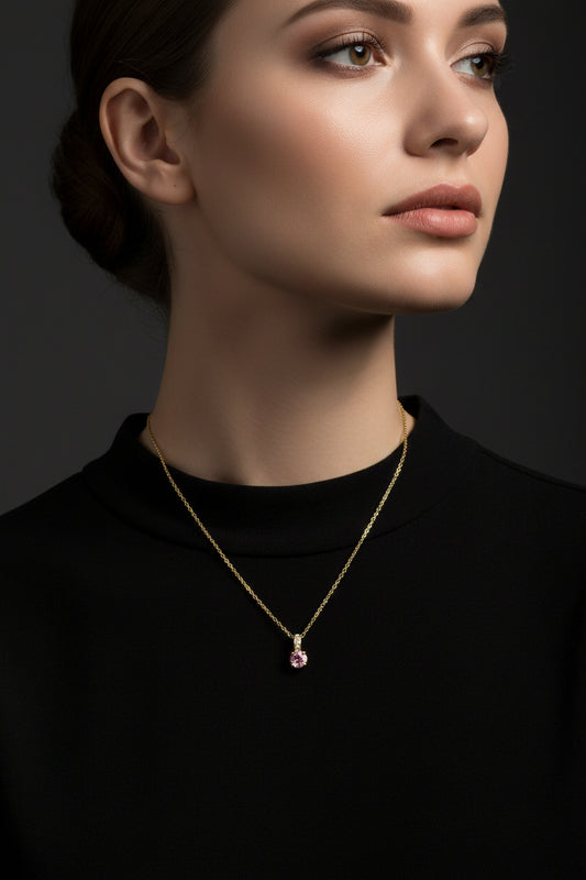 Collier femme oxyde mauve et zirconiums sertis sur la bélière doré à l'or fin